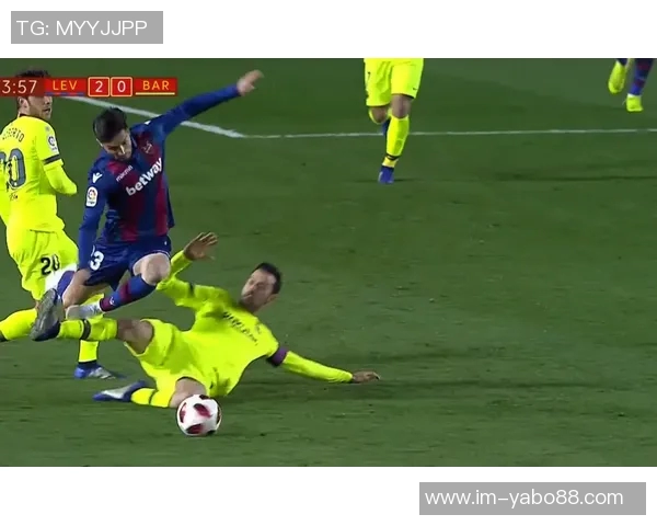 布朗遭遇滑铲未判犯规主裁解释两人滑倒导致未吹哨